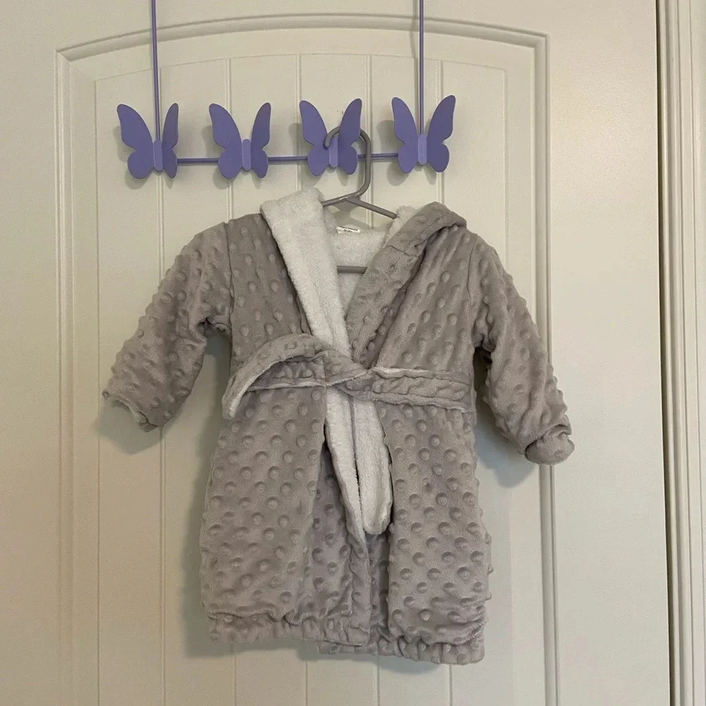 EUC | Blankets & Beyond baby fuzzy robe — 12 months+‎
